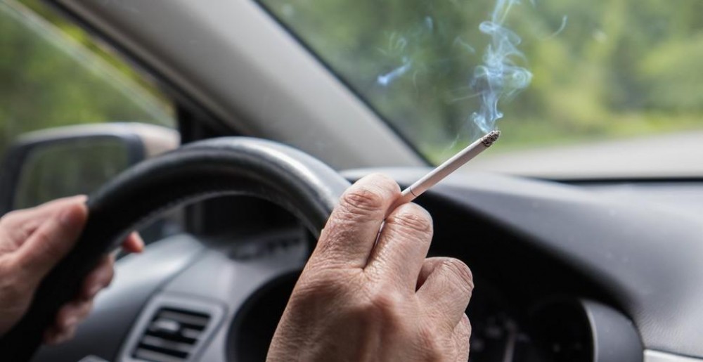 Cum elimini mirosul de țigară din mașină. Metode și soluții simple care sunt la îndemâna oricui